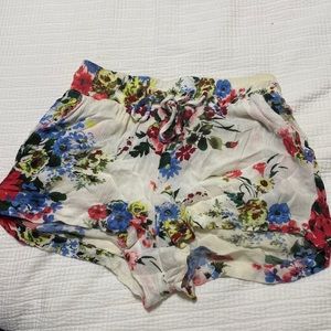 Love tree floral shorts size small